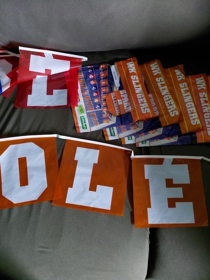 6x Oranje slingers, Ophalen