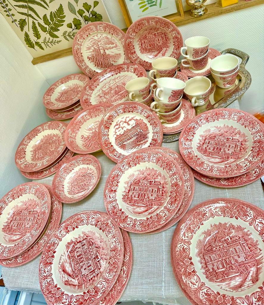 Prachtig rood-wit servies met kasteelmotief, Ophalen of Verzenden