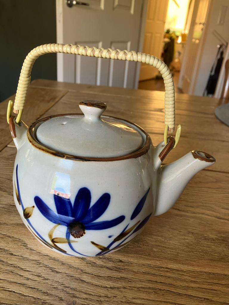 Vintage theepot Japan met blauwe bloem en rieten handvat, Ophalen of Verzenden, Gebruikt, Overige stijlen, Overige typen