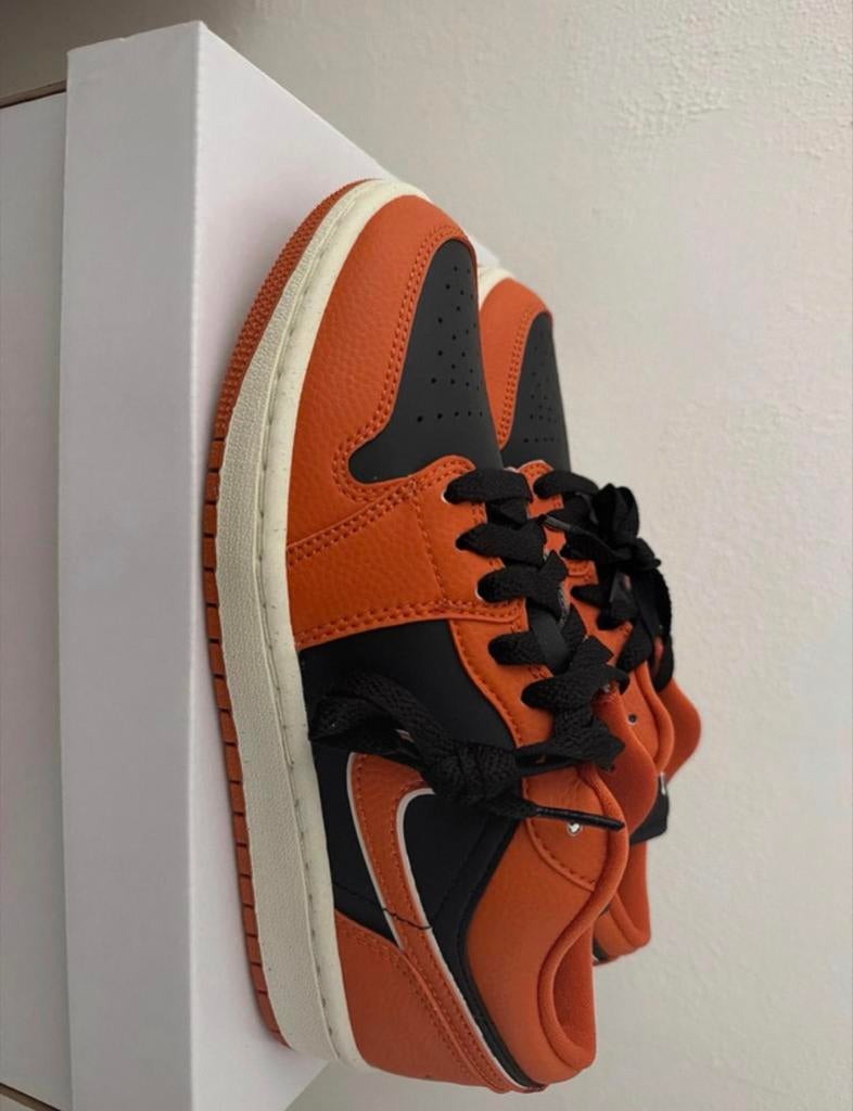 Air Jordan 1 Low SE - Maat 38,5, Ophalen, Nieuw, Oranje, Sneakers of Gympen