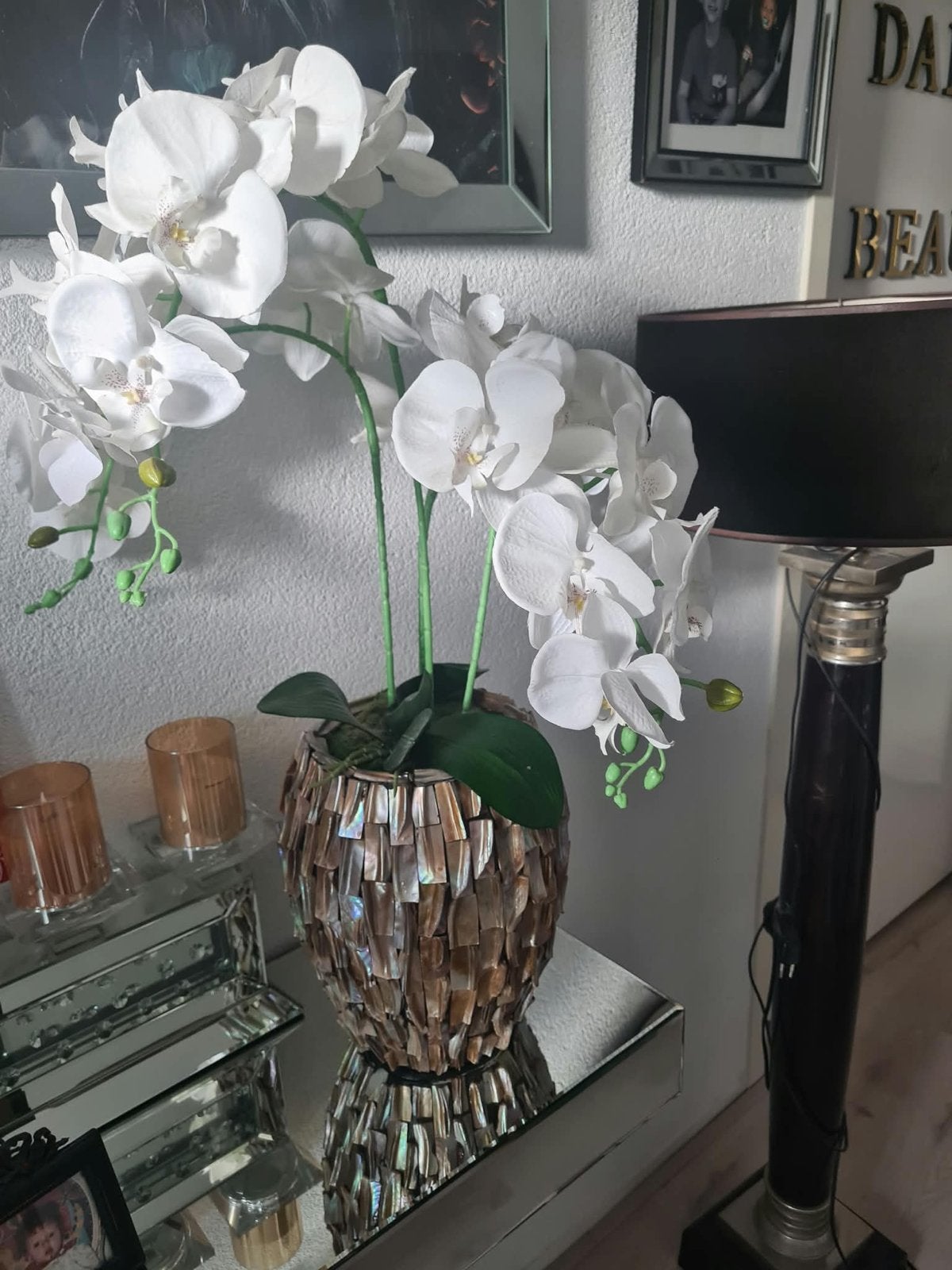 Witte kunstorchidee in schelpen vaas, Ophalen of Verzenden, Zo goed als nieuw, Beige