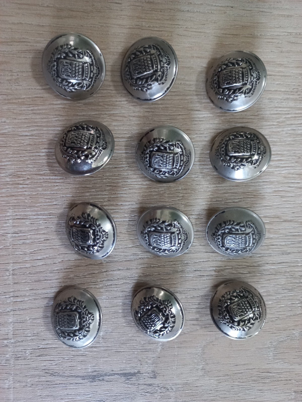 Set van 12 zilverkleurige knopen met wapenreliëf, Ophalen of Verzenden
