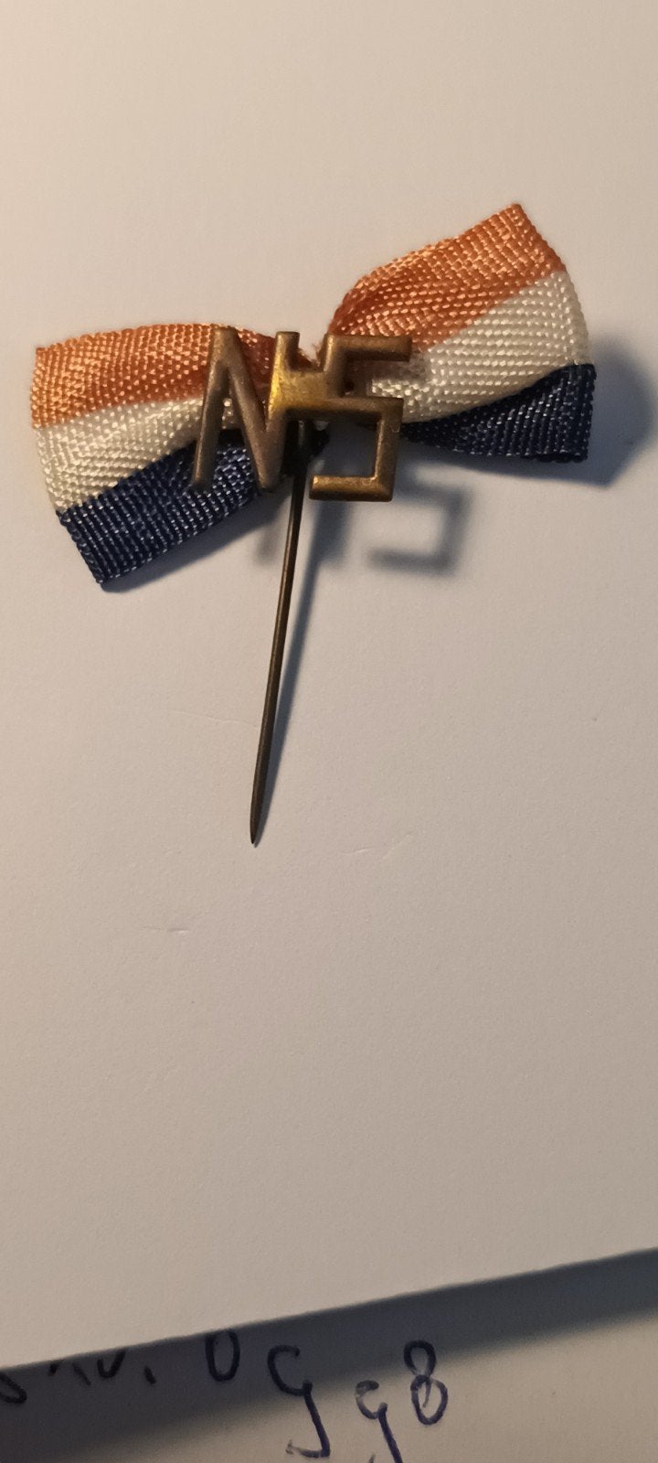 NSB Speldje met Oranje-Blanje-Bleu Lintje, Verzamelen, Ophalen of Verzenden, Gebruikt, Overige onderwerpen, Speldje of Pin