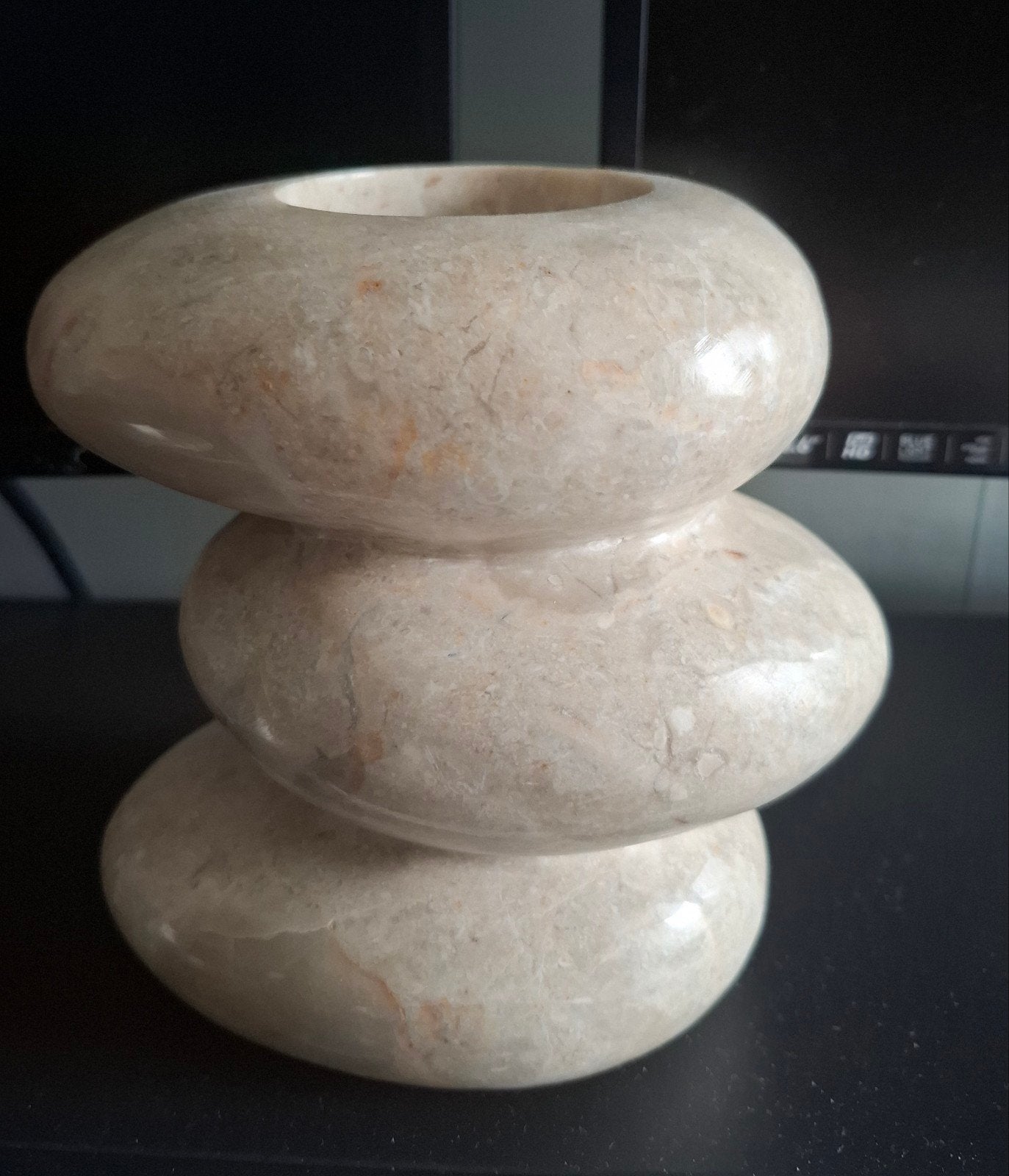 Massief beige marmeren kandelaar van 3 ovalen  stenen, Ophalen of Verzenden, Beige, Steen/keramiek, 15 cm