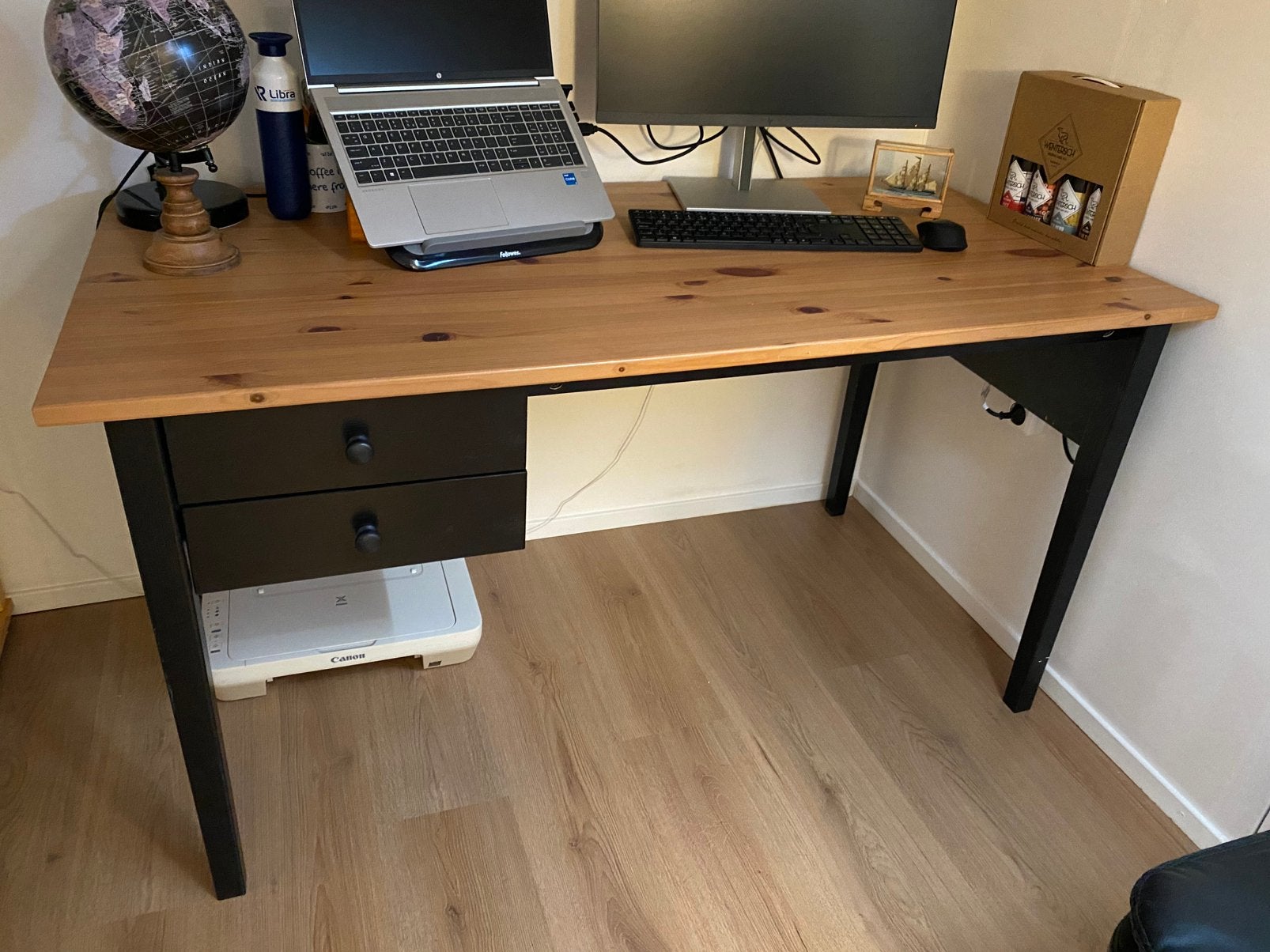 Mooi bureau 140 x 70 met 2 lades, Ophalen, Zo goed als nieuw