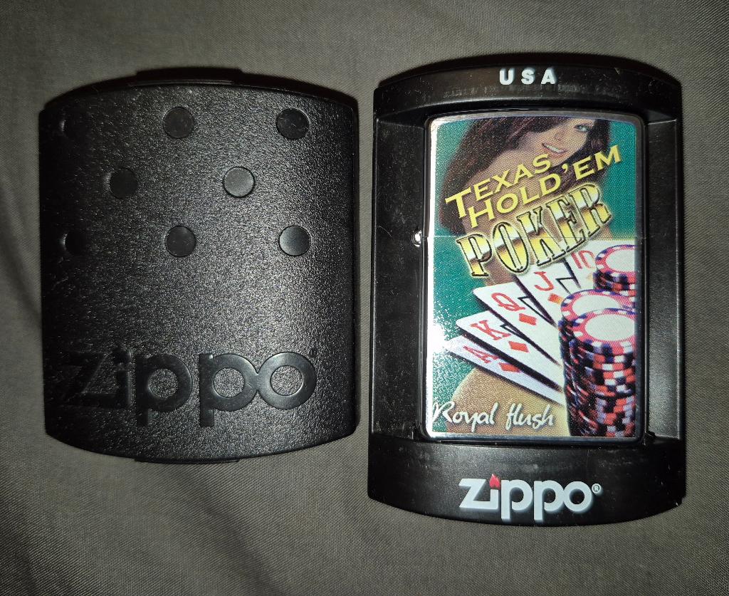Originele Zippo Aansteker – Texas Hold'em Poker Royal Flush, Ophalen of Verzenden, Nieuw, Aansteker