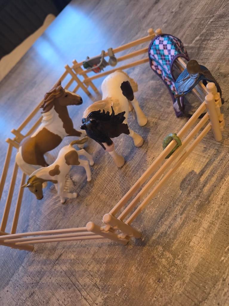 Schleich paarden met omheining en accessoires, Ophalen of Verzenden, Gebruikt