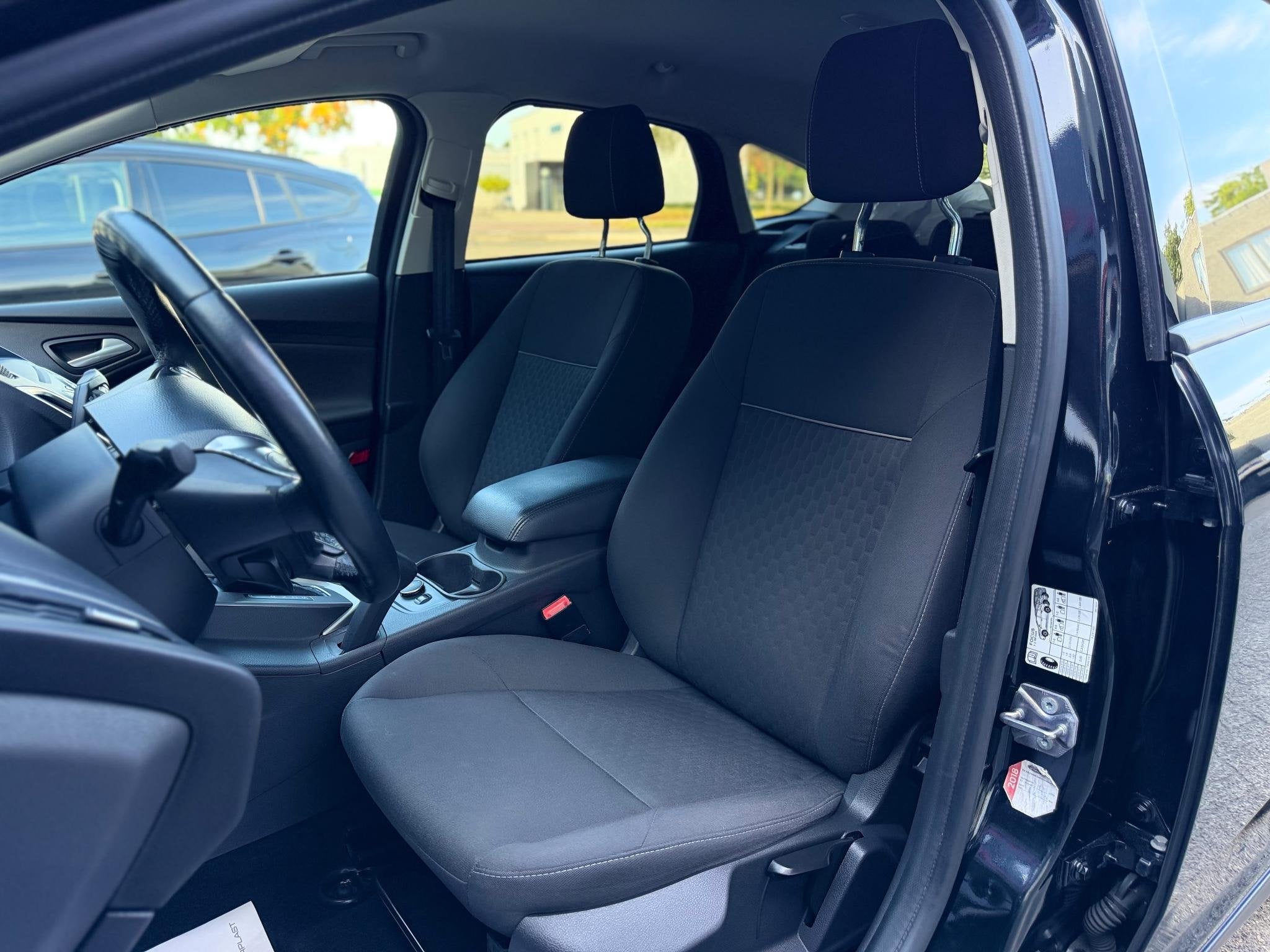 Ford Focus 1.6 TI-VCT Titanium WEINIG KM! 1E EIGENAAR DEALER, Gebruikt, 4 cilinders, Zwart, Bedrijf