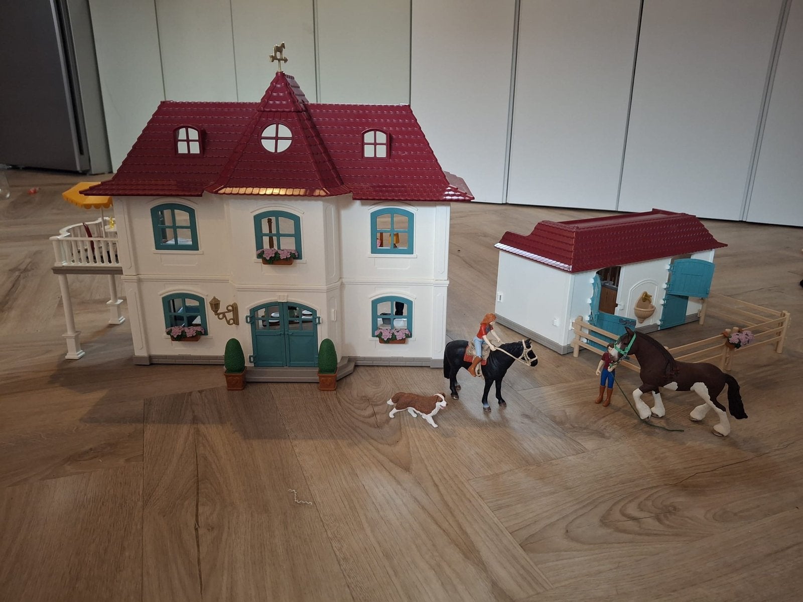 Schleich groot huis met paardenstal (42551) en accessoires, Ophalen of Verzenden, Zo goed als nieuw, Poppenhuis
