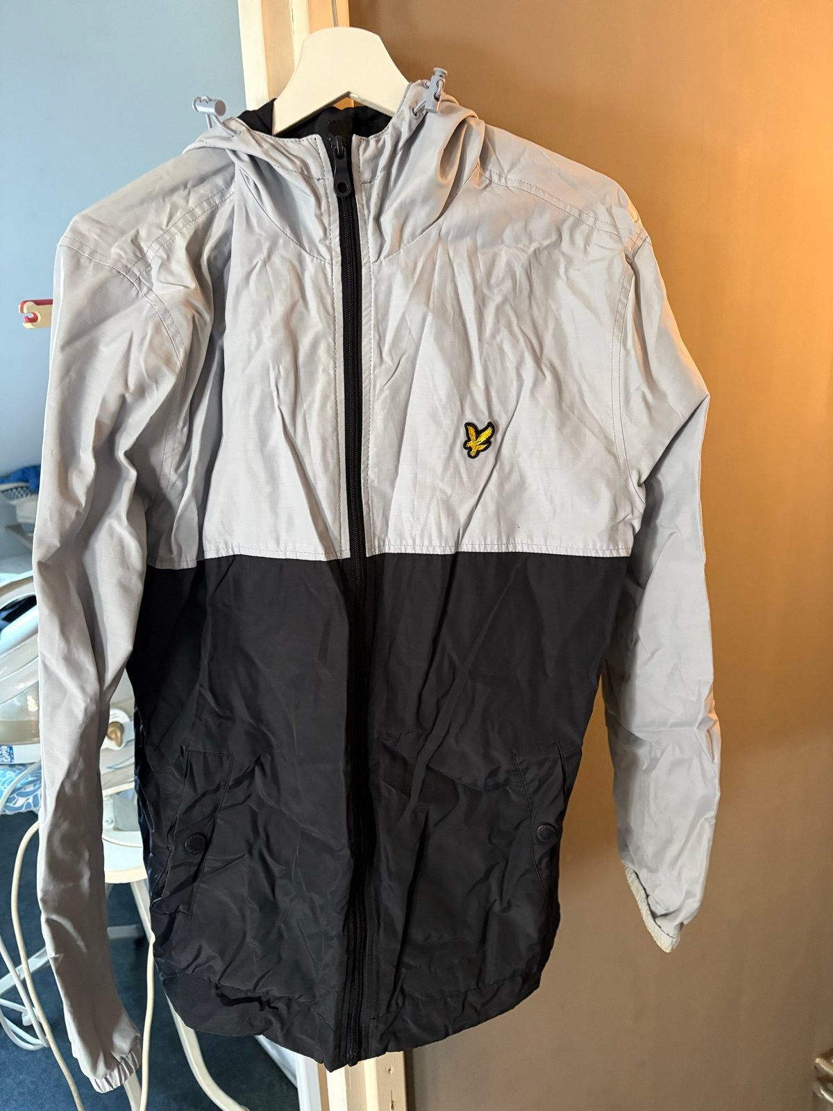 Lyle & Scott Regenjas Maat M, Kleding | Heren, Jassen | Zomer, Ophalen of Verzenden, Zo goed als nieuw, Maat 48/50 (M), Meerkleurig