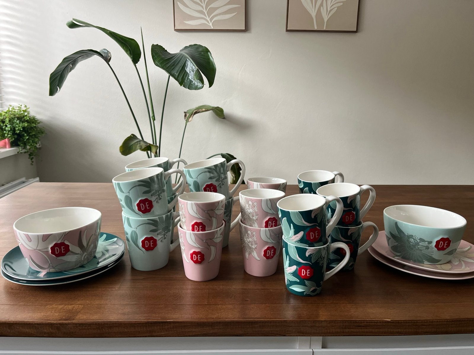Douwe Egberts Passie servies: mokken, kopjes, borden, kommen, Huis en Inrichting, Keuken | Servies, Ophalen, Overige merken, Keramiek