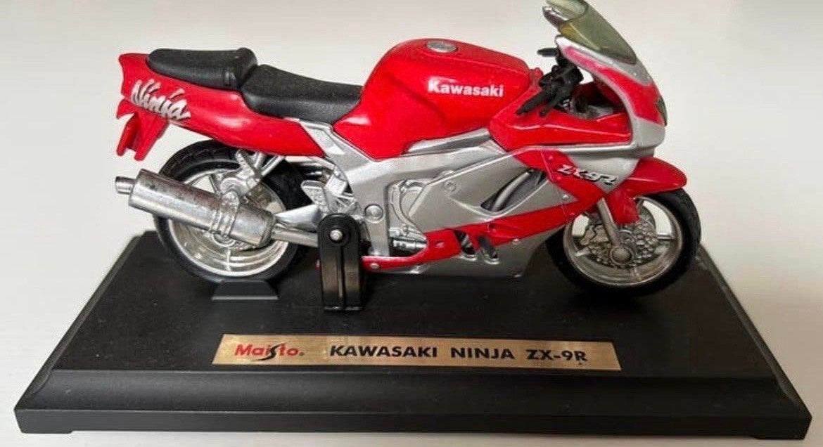 Maisto Kawasaki Ninja ZX-9R 1:18 Schaamodel op Standaard, Ophalen of Verzenden, Zo goed als nieuw, Motor, Maisto