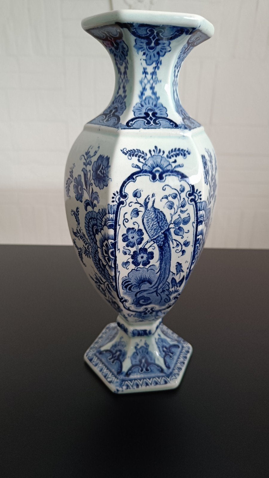 Delfts blauwe Boch vaas met pauwdecoratie., Antiek en Kunst, Ophalen of Verzenden
