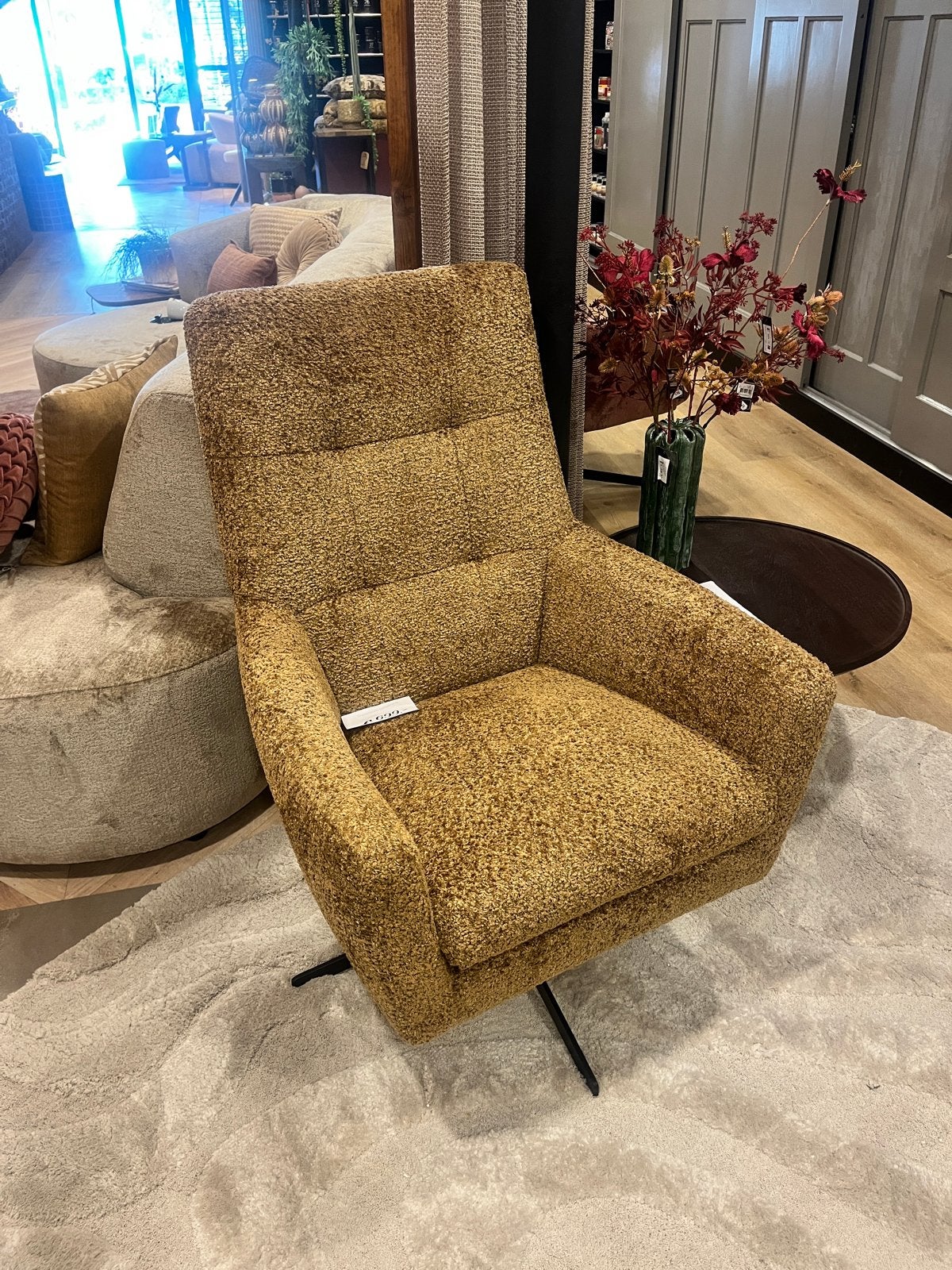 Showroom model DEA fauteuil met draaipoot - Goudgeel, Huis en Inrichting, Fauteuils, Ophalen of Verzenden, Zo goed als nieuw, Stof