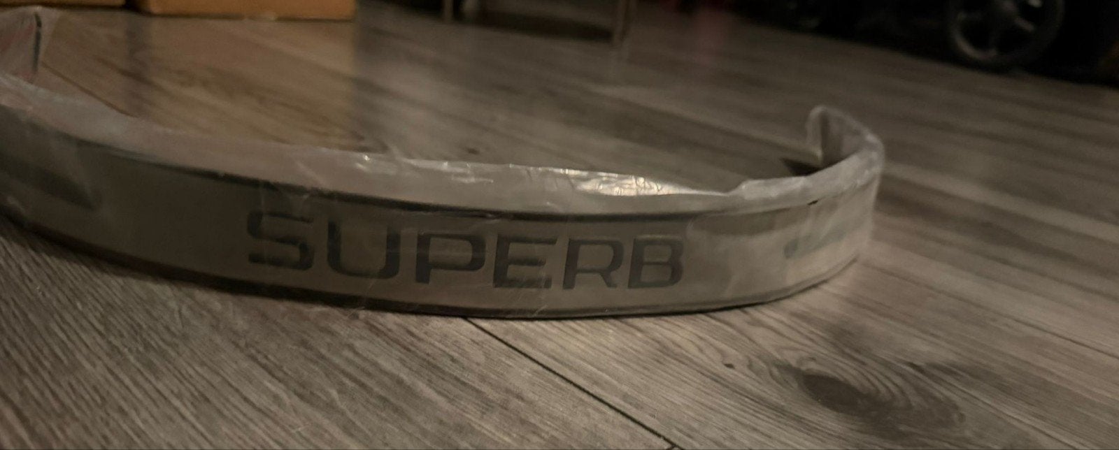Skoda Superb Bumperstrip Achter - Nieuw, Auto-onderdelen, Nieuw, Ophalen of Verzenden, Bumper, Achter