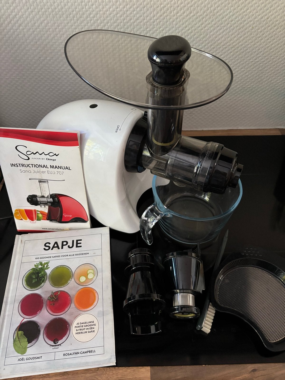 Sana Juicer EUJ-707 Slowjuicer met accessoires en boek, Witgoed en Apparatuur, Ophalen of Verzenden, Gebruikt, Slowjuicer