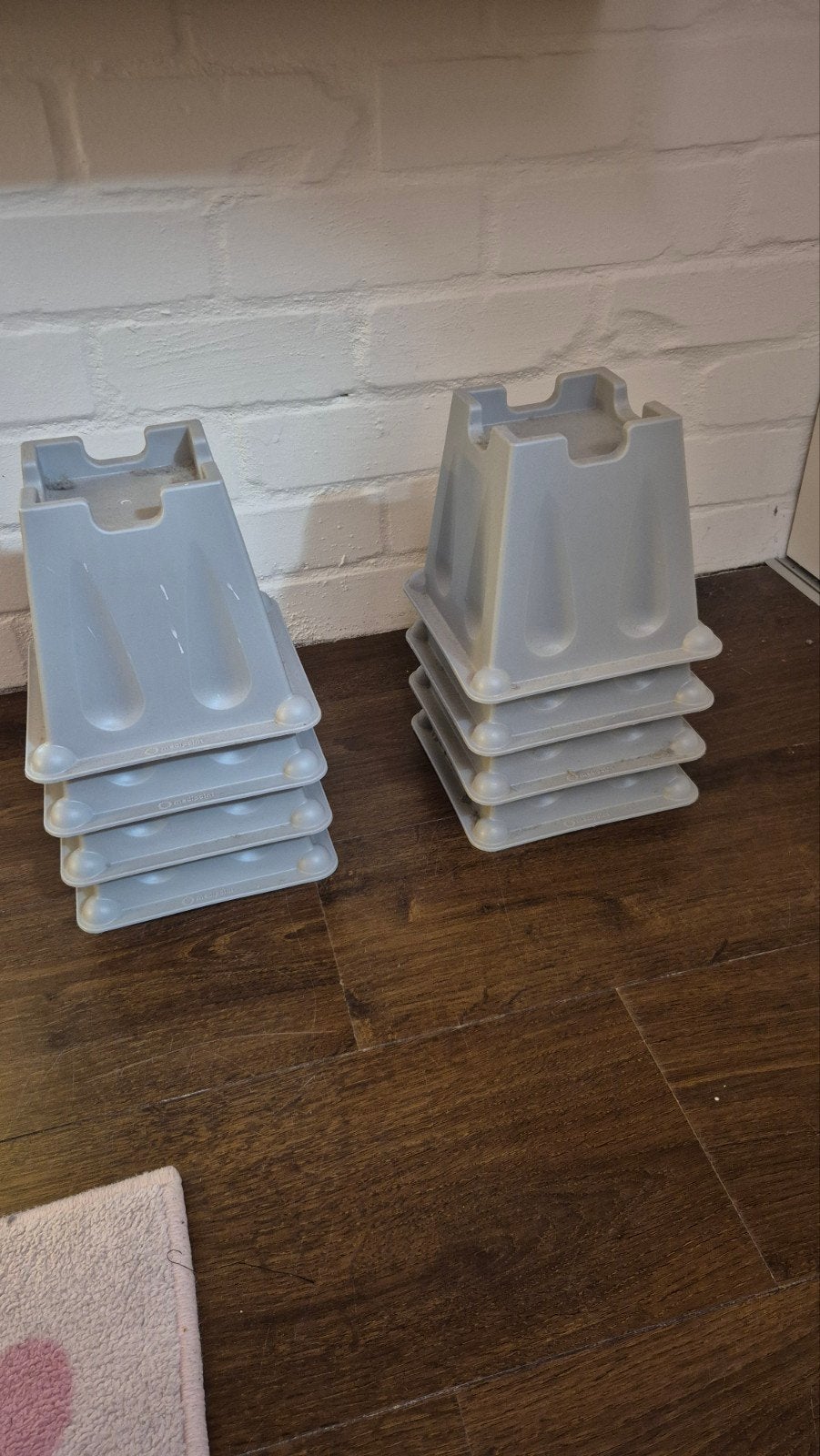 8x Bedverhogers / Bedklossen 15 cm hoog, Ophalen, Gebruikt, Grijs