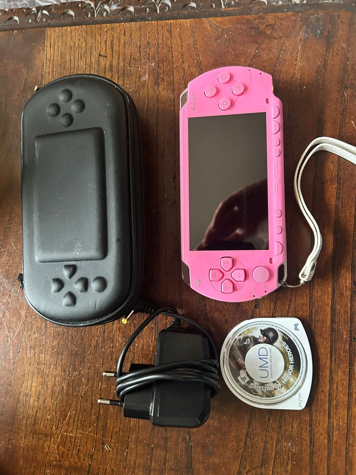 Sony PSP Roze + Oplader + Hoesje + Medal of Honor Heroes, Spelcomputers en Games, Ophalen of Verzenden, Zo goed als nieuw, PSP