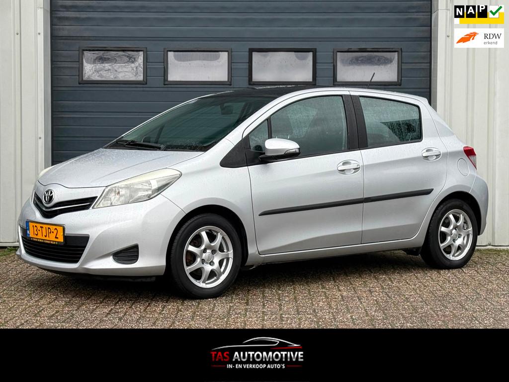 Toyota Yaris 1.3 VVT-i Aspiration 2e EIG/NAVI/PANO/CRUISE, Auto's, Toyota, Voorwielaandrijving, Euro 5, 4 cilinders, Navigatiesysteem