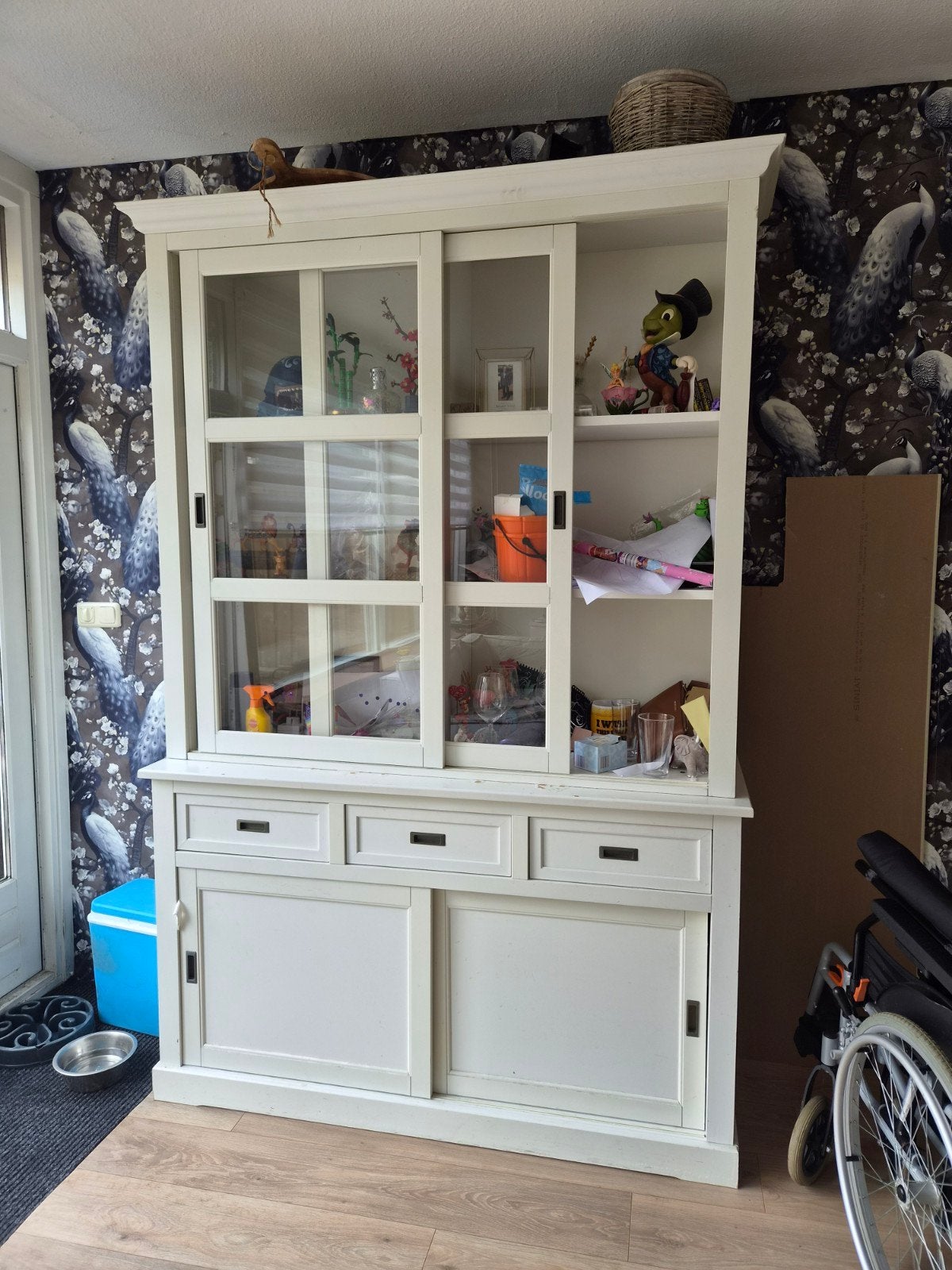 Witte vitrinekast met schuifdeuren en lades, Gebruikt, Glas, Ophalen of Verzenden, Landelijke stijl