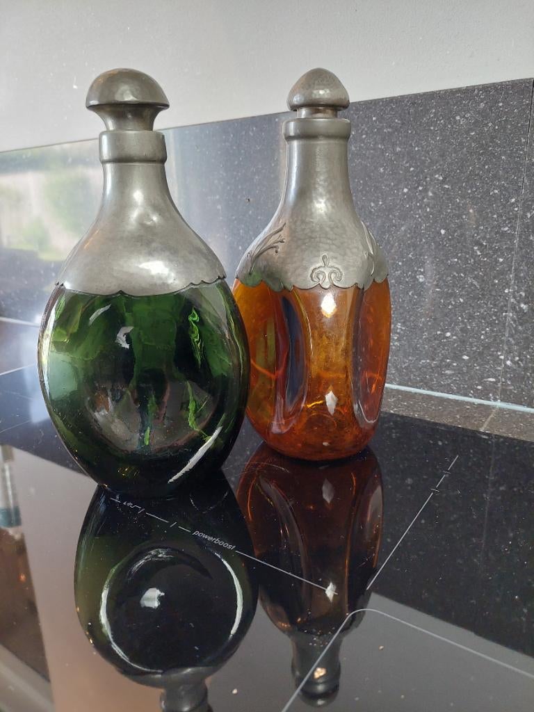 2 antieke karaf / wijn flesjes met tinnen beslag, Ophalen