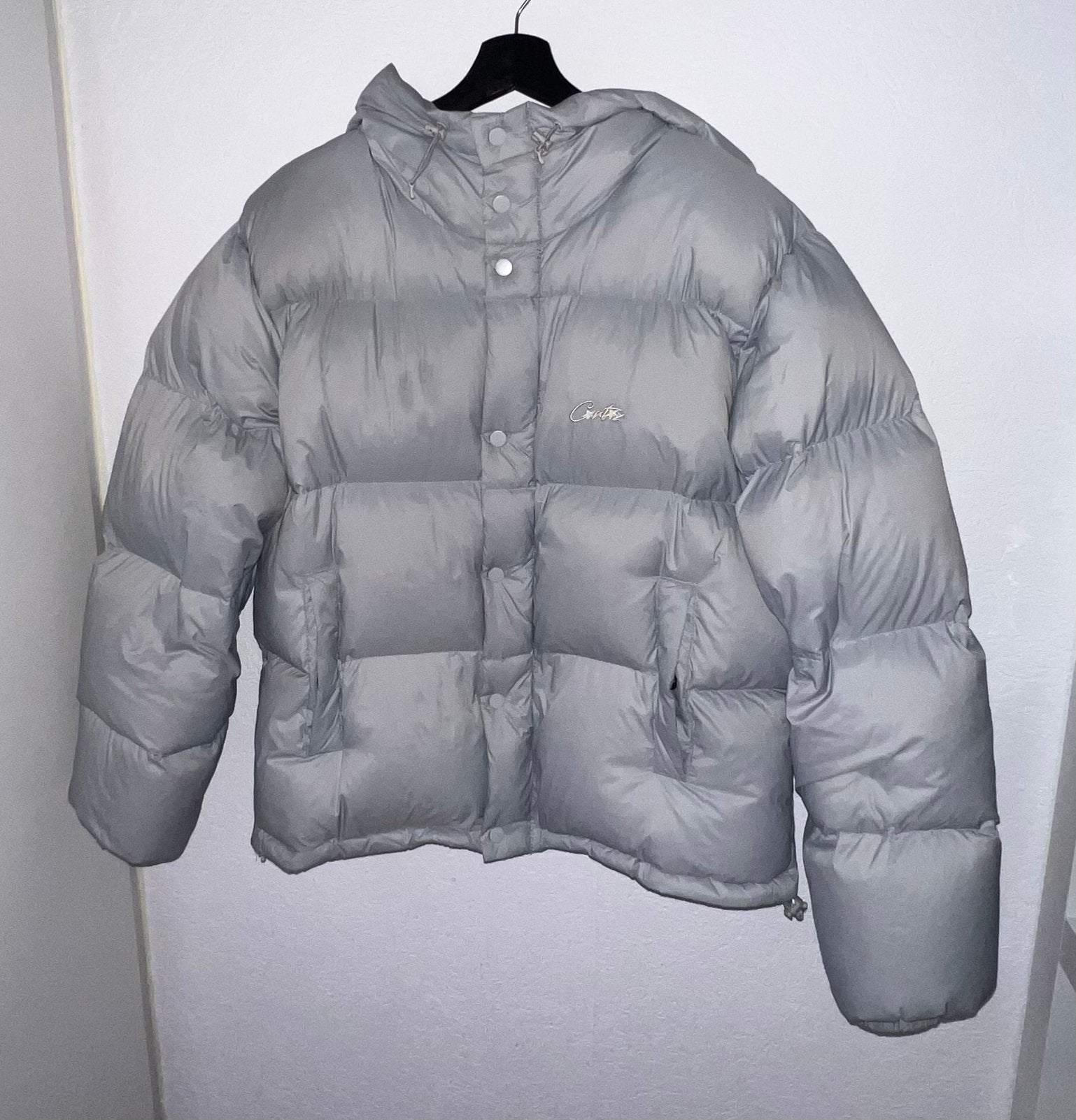 Corteiz Bolo V2 Puffer Jacket | NIEUW, Ophalen of Verzenden, Nieuw, Maat 48/50 (M), Grijs