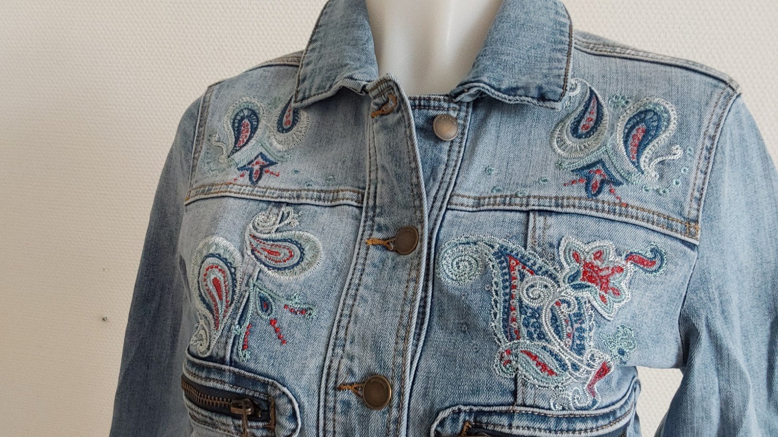 Desigual spijkerjasje maat 36 - Nieuw met borduursels, Blauw, Nieuw, Ophalen of Verzenden, Jasje