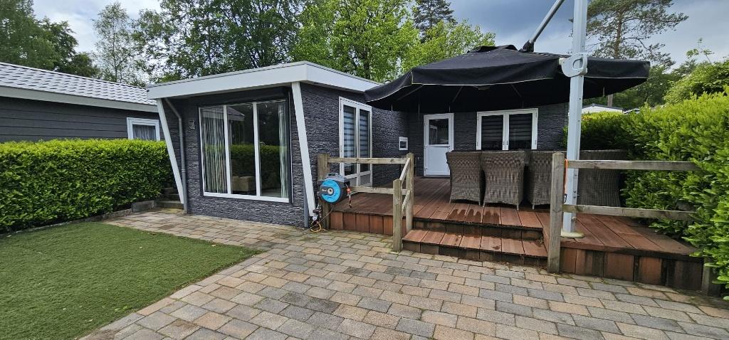 Goed onderhouden chalet op vakantiepark Lierderholt., Caravans en Kamperen, Stacaravans, Tot en met 6