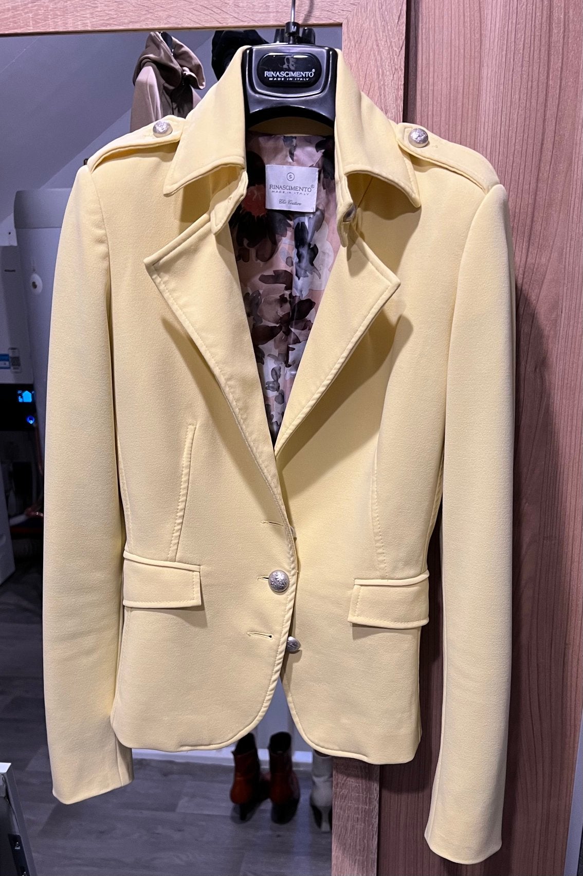 Baby gele blazer Rinascimento, Kleding | Dames, Geel, Ophalen of Verzenden, Zo goed als nieuw, Jasje