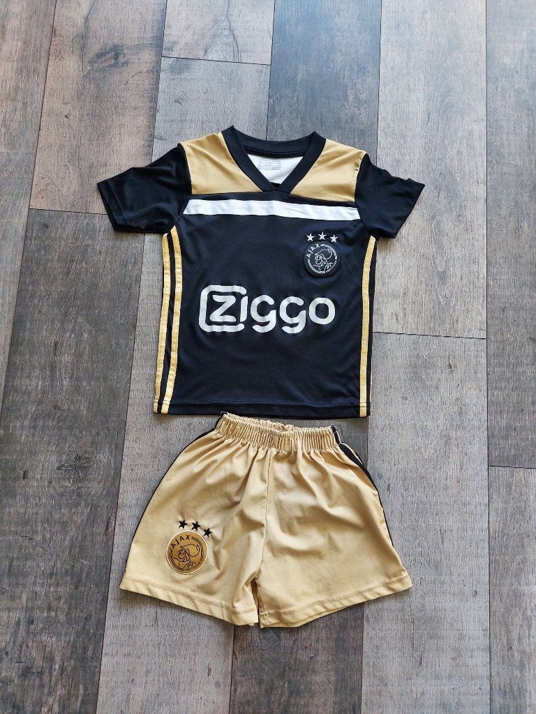 Ajax setje  rugnummer 10  maat 4 voetbalshirt en broek, Ophalen of Verzenden, Gebruikt, Jongen, Sport- of Zwemkleding