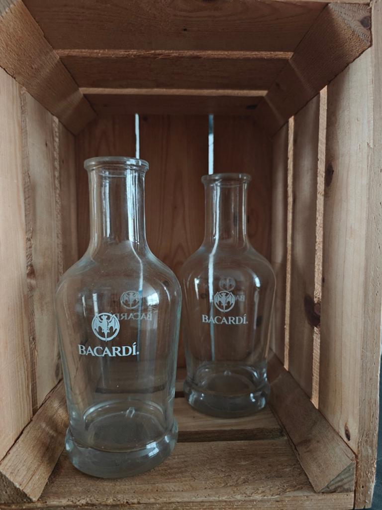 2 Originele Bacardi Glazen Karaffen, Ophalen of Verzenden, Zo goed als nieuw, Gebruiksvoorwerp