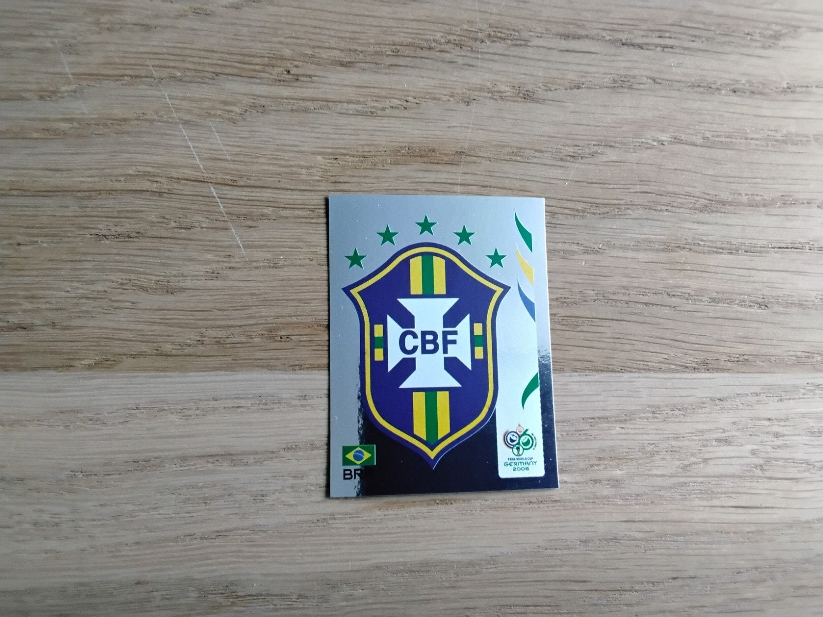 Panini WK 2006 Brazilië Embleem Sticker nr. 379, Ophalen of Verzenden, Zo goed als nieuw, Poster, Plaatje of Sticker