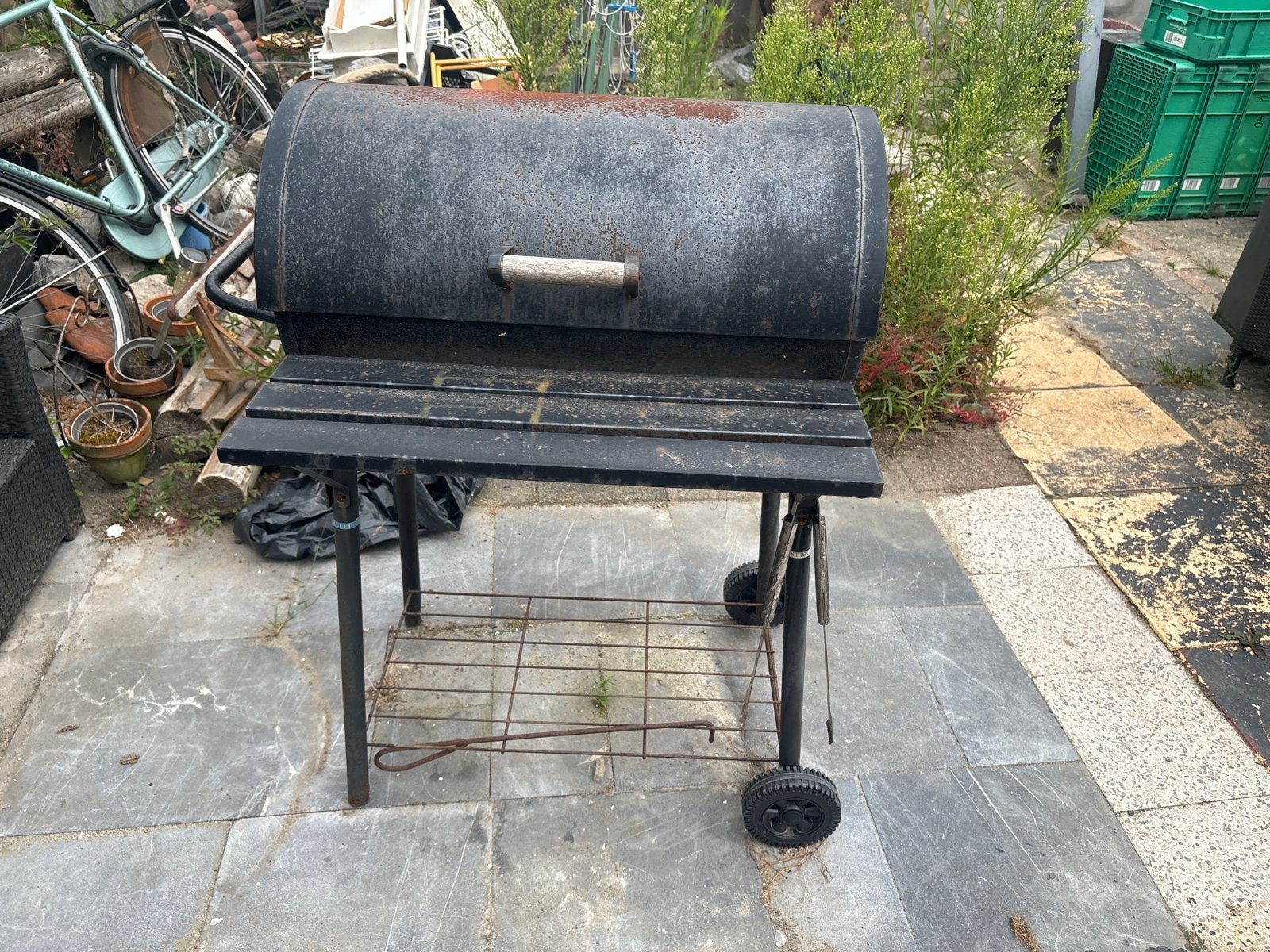Robuuste gebruikte barbecue op wielen, Ophalen, Gebruikt
