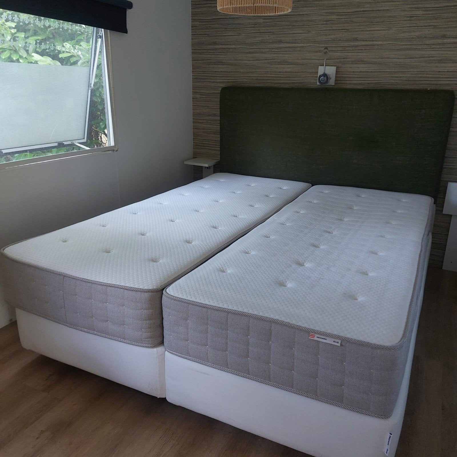 IKEA HESSENG/ENGERDAL boxspring en matras 160 x 200 (2 x 80), Ophalen, Overige materialen, Wit, Tweepersoons