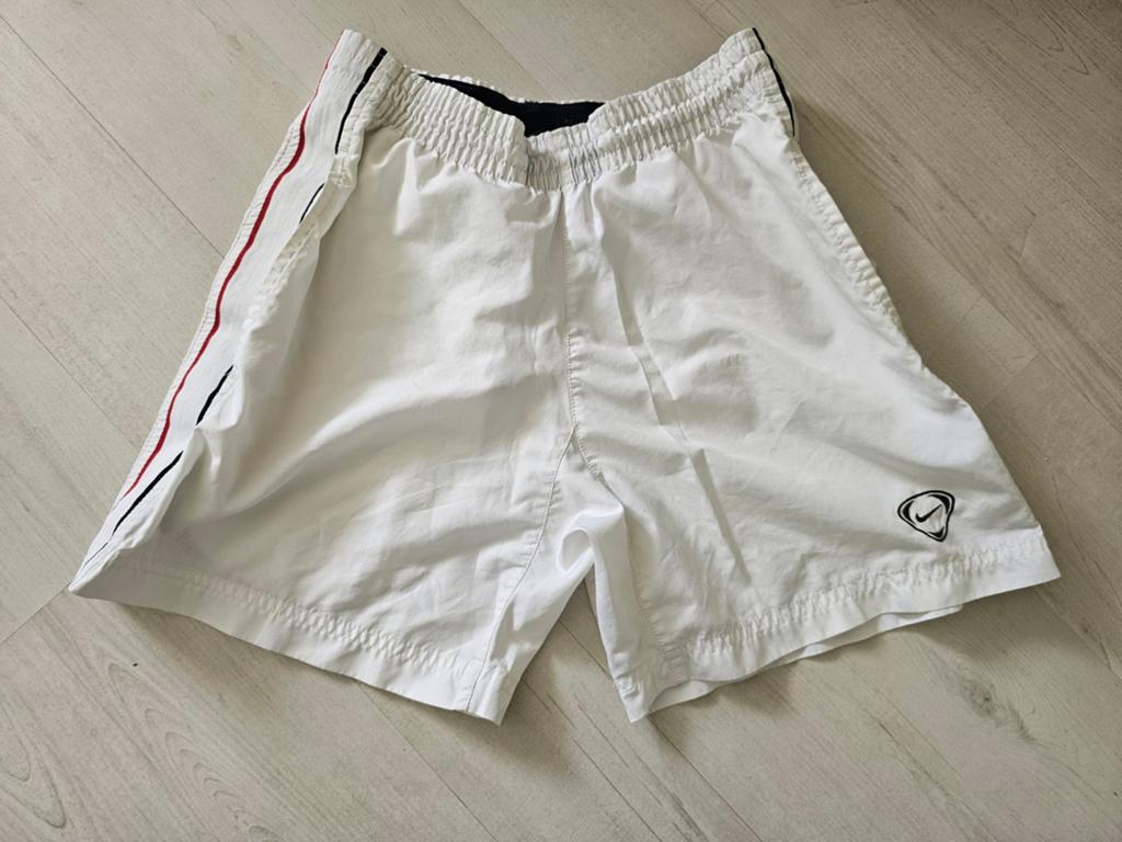 Nike sportbroekje wit maat 128-140, Kinderen en Baby's, Kinderkleding | Maat 134, Sport- of Zwemkleding, Ophalen of Verzenden