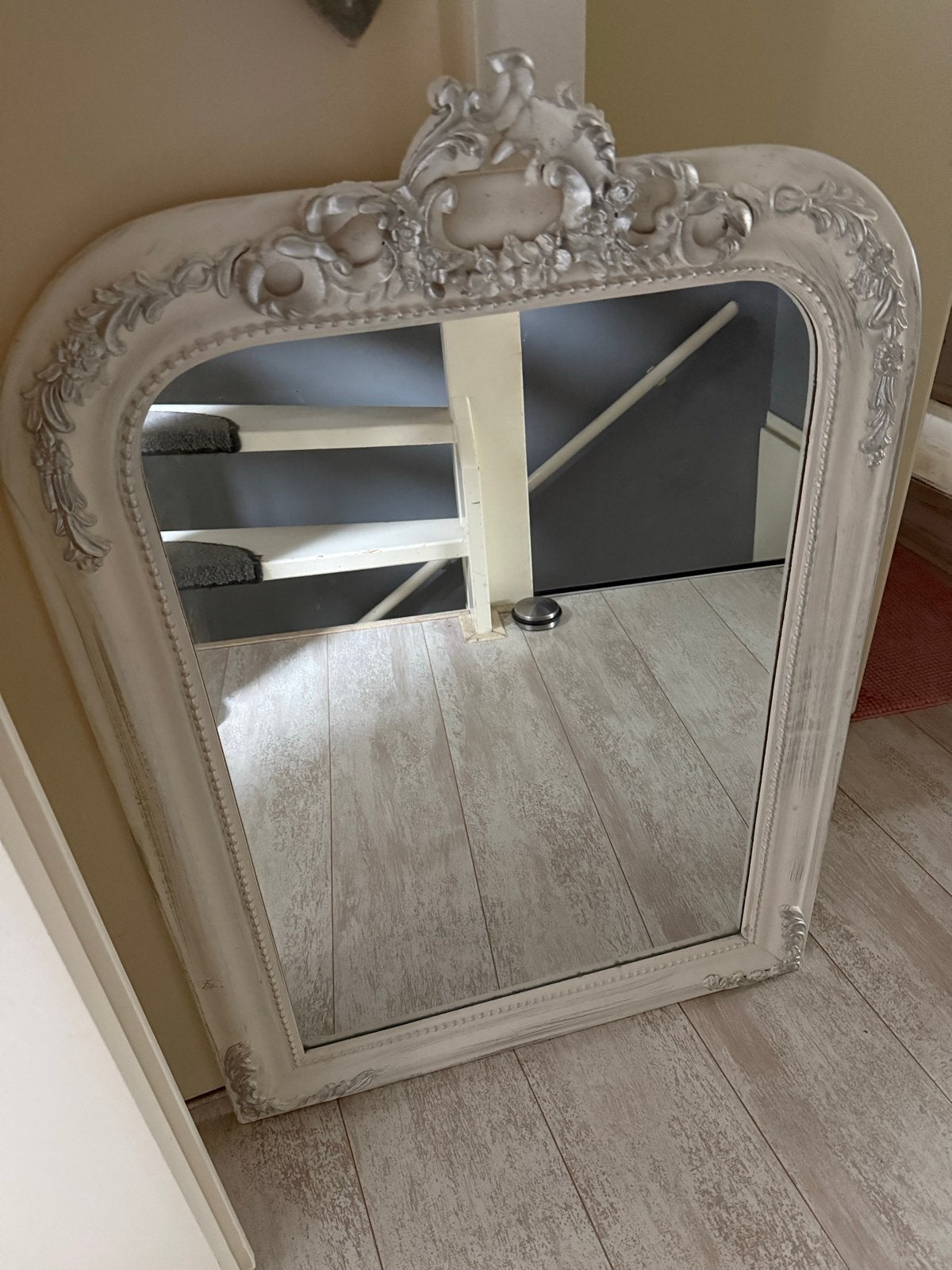 Witte antiek look spiegel met sierlijke lijst, Ophalen, Rechthoekig, 50 tot 100 cm, 100 tot 150 cm