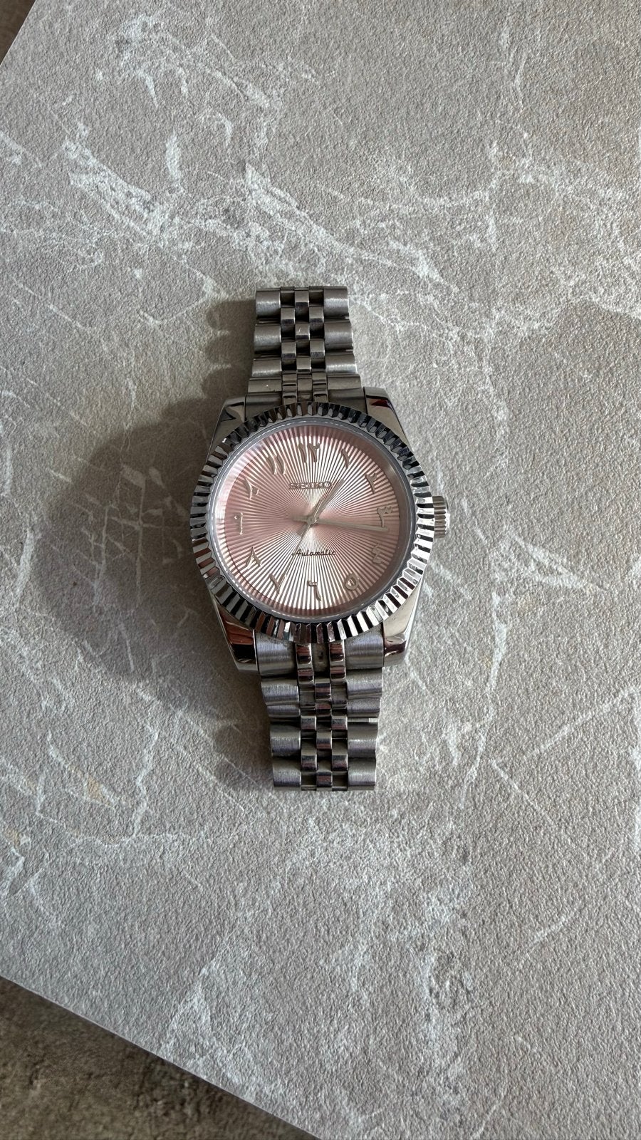 SEIKO MOD Pink Arabic dial, Sieraden, Tassen en Uiterlijk, Overige merken, Staal, Polshorloge, Ophalen of Verzenden