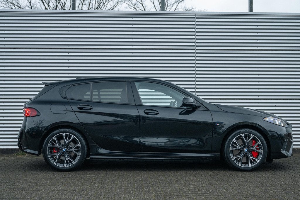 BMW 1 Serie 120 M Sport Automaat / Sportstoelen / Achteruitr, Auto's, BMW, Gebruikt, 156 pk, Met garantie (alle), Zwart
