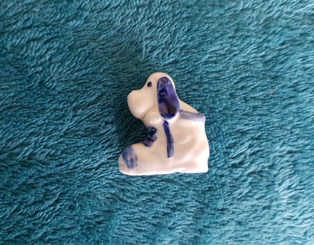 Beeldje hond in laars miniatuur. Delftsblauw stijl, Ophalen of Verzenden, Zo goed als nieuw, Dier