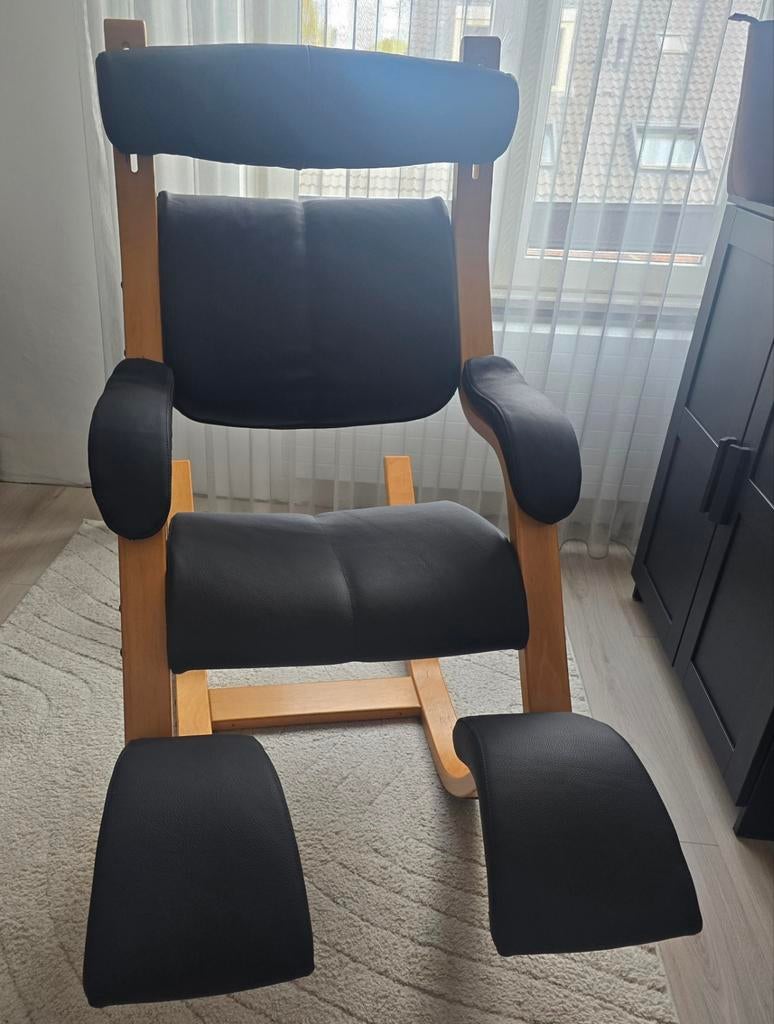 Stokke / Varier Gravity balansstoel – zwart leer –, Huis en Inrichting, Ophalen of Verzenden, Ergonomisch, Zo goed als nieuw, Zwart