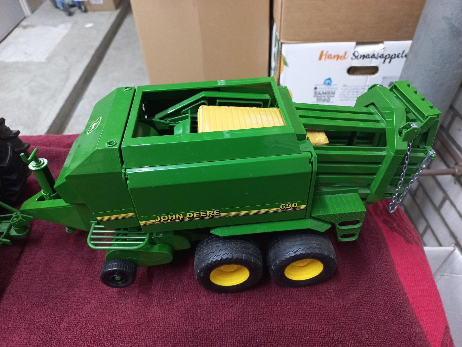 Bruder John Deere 690 grootbalenpers, Ophalen of Verzenden, Zo goed als nieuw