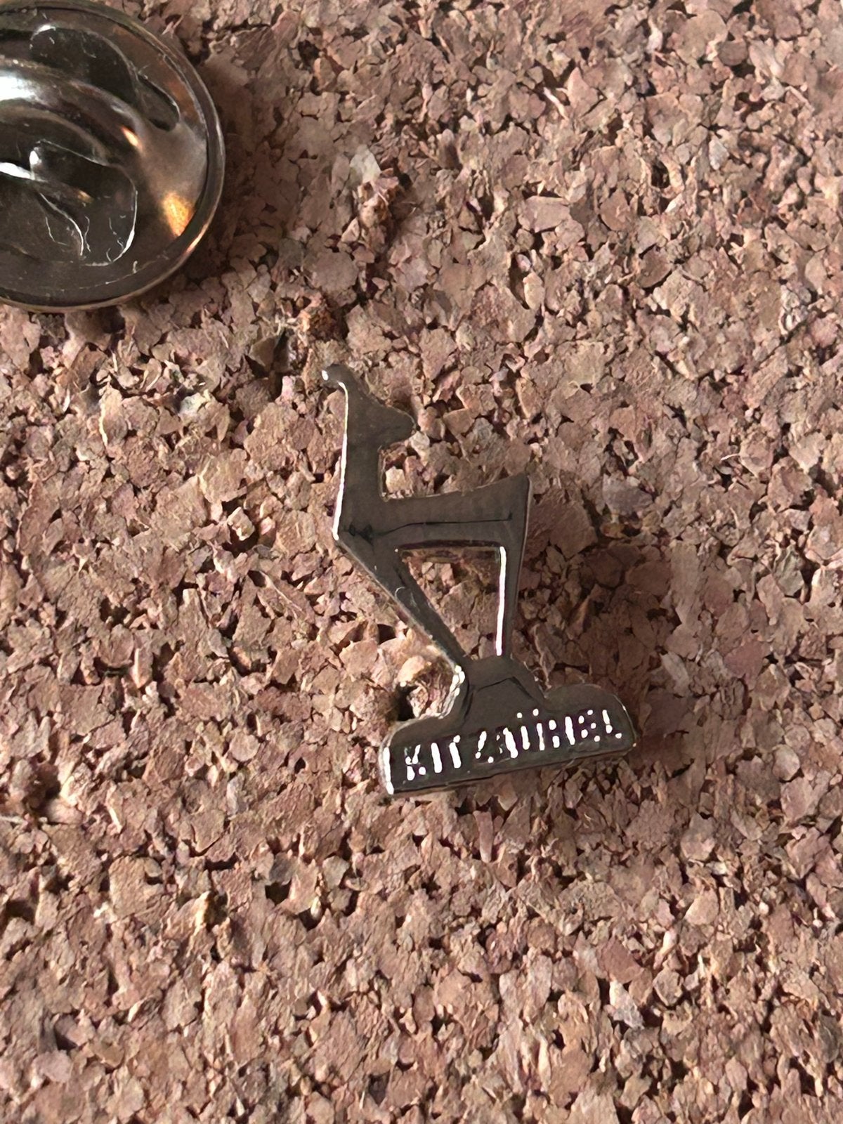Vintage Kit Kat Pin - Zilverkleurig Hertje, Ophalen of Verzenden, Gebruikt, Dier of Natuur, Speldje of Pin