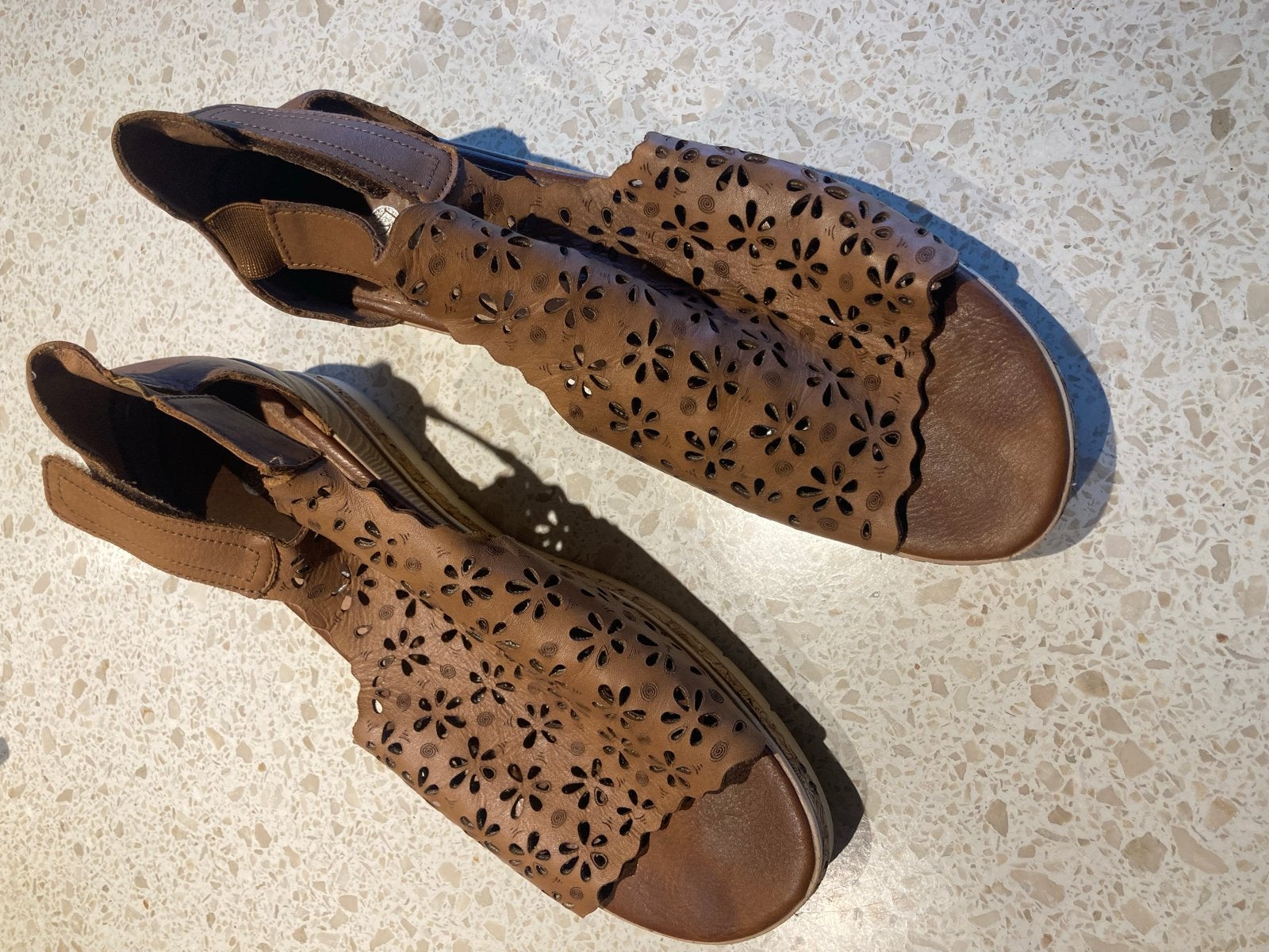 Remonte Soft bruine sandalen met bloemmotief, maat 44, Kleding | Dames, Schoenen, Ophalen of Verzenden, Gedragen, Bruin, Sandalen of Muiltjes