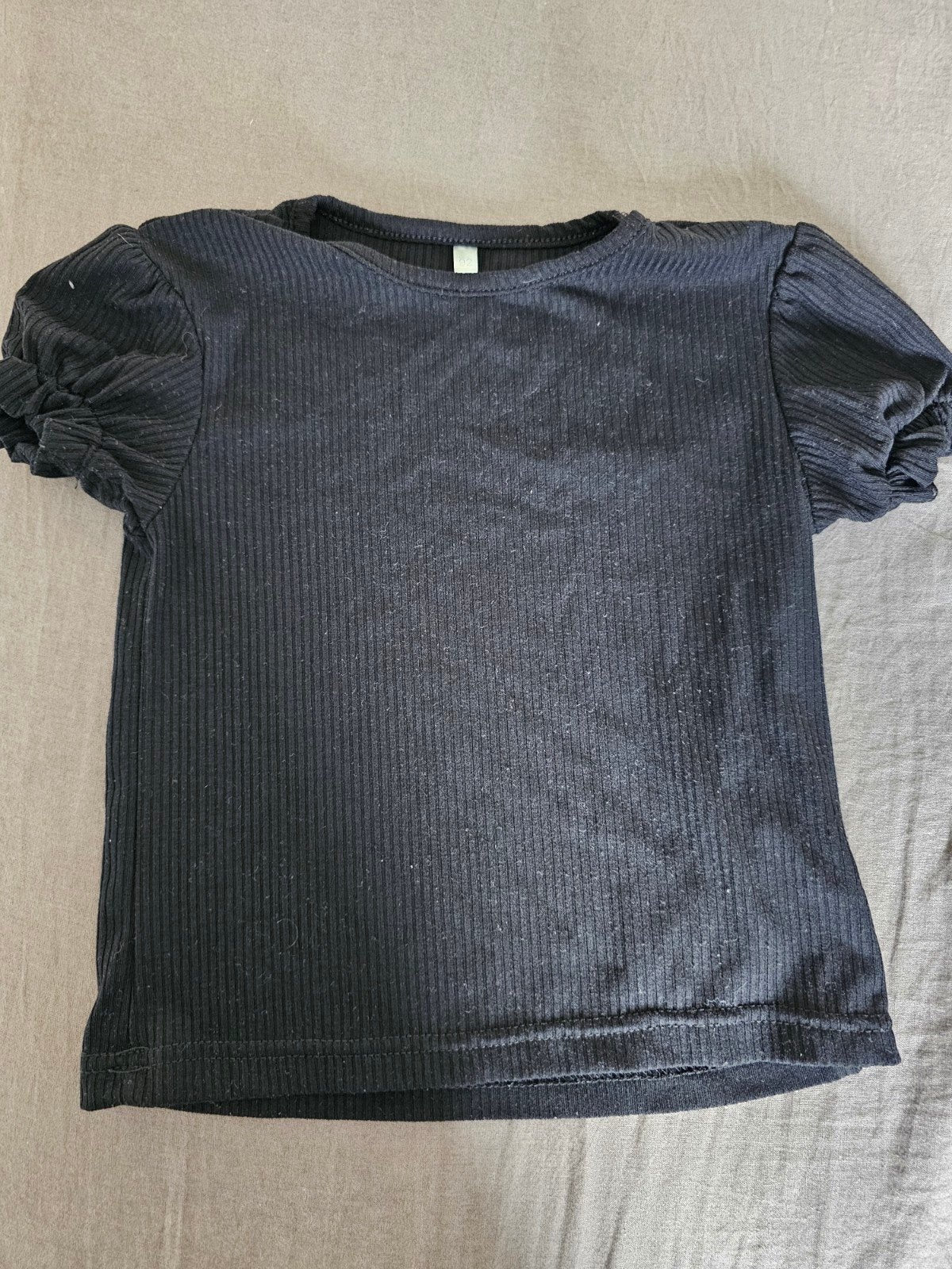 Zwart geribbeld T-shirt met pofmouwtjes meisje maat 92, Kinderen en Baby's, Kinderkleding | Maat 92, Ophalen of Verzenden, Gebruikt