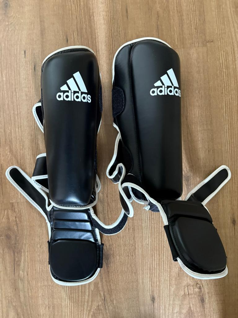 Adidas Vechtsport Set: Scheenbeschermers, Handschoenen, Band, Ophalen of Verzenden, Zo goed als nieuw, Overige, Vechtsportbescherming