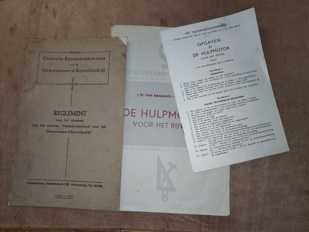 Boek 'de hulpmotor' + opgaven + reglement  '55, Fietsen en Brommers, Ophalen of Verzenden, Gebruikt