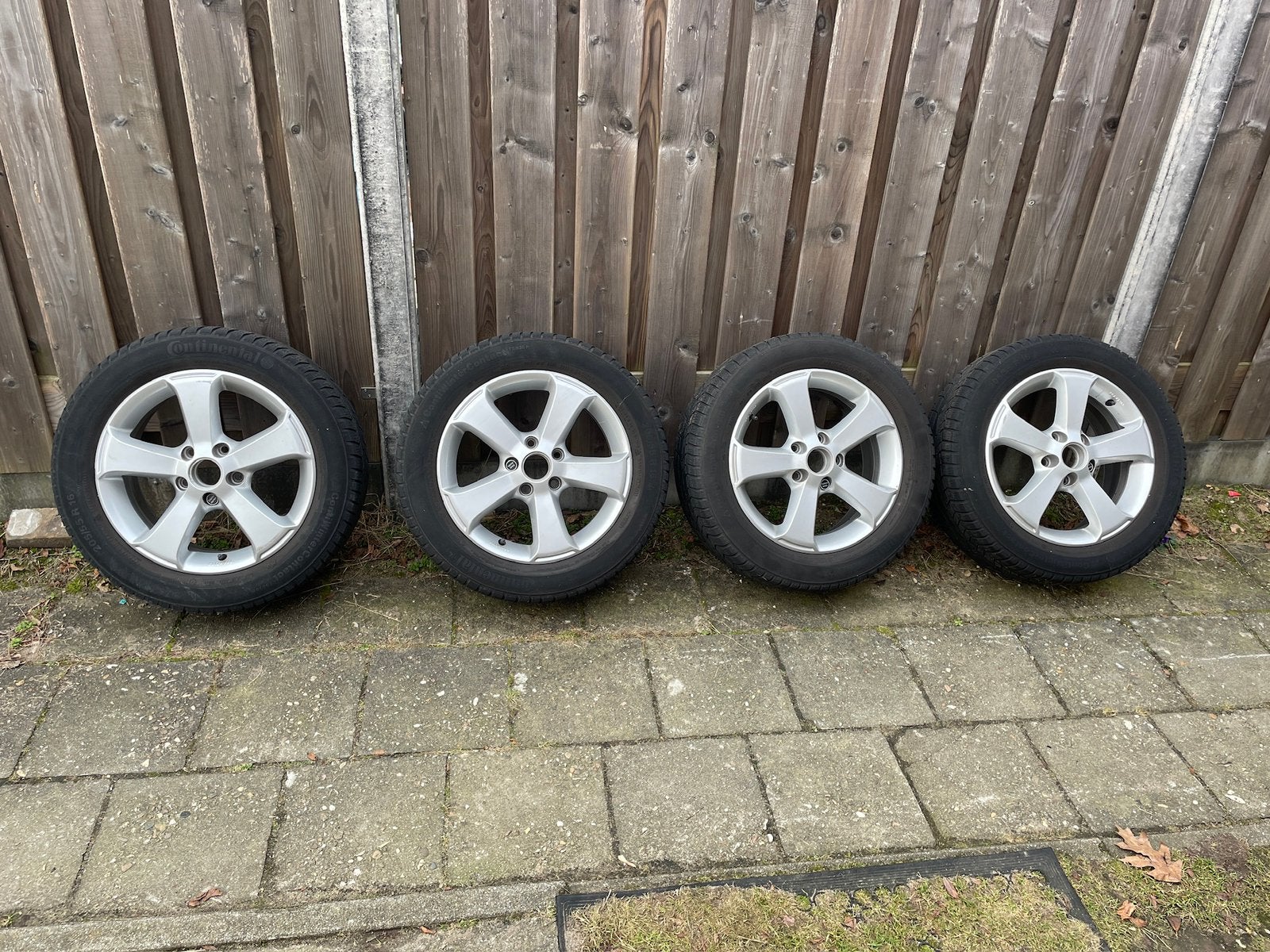 VW Golf 6 - Velgen met winterbanden, Auto-onderdelen, Ophalen, Velg(en), 16 inch, 205 mm