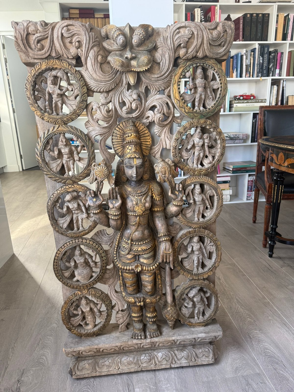 Groot Vintage Indiaas Houtsnijwerk Paneel - Vishnu & Dashava, Hout, Bruin, India, Ophalen of Verzenden