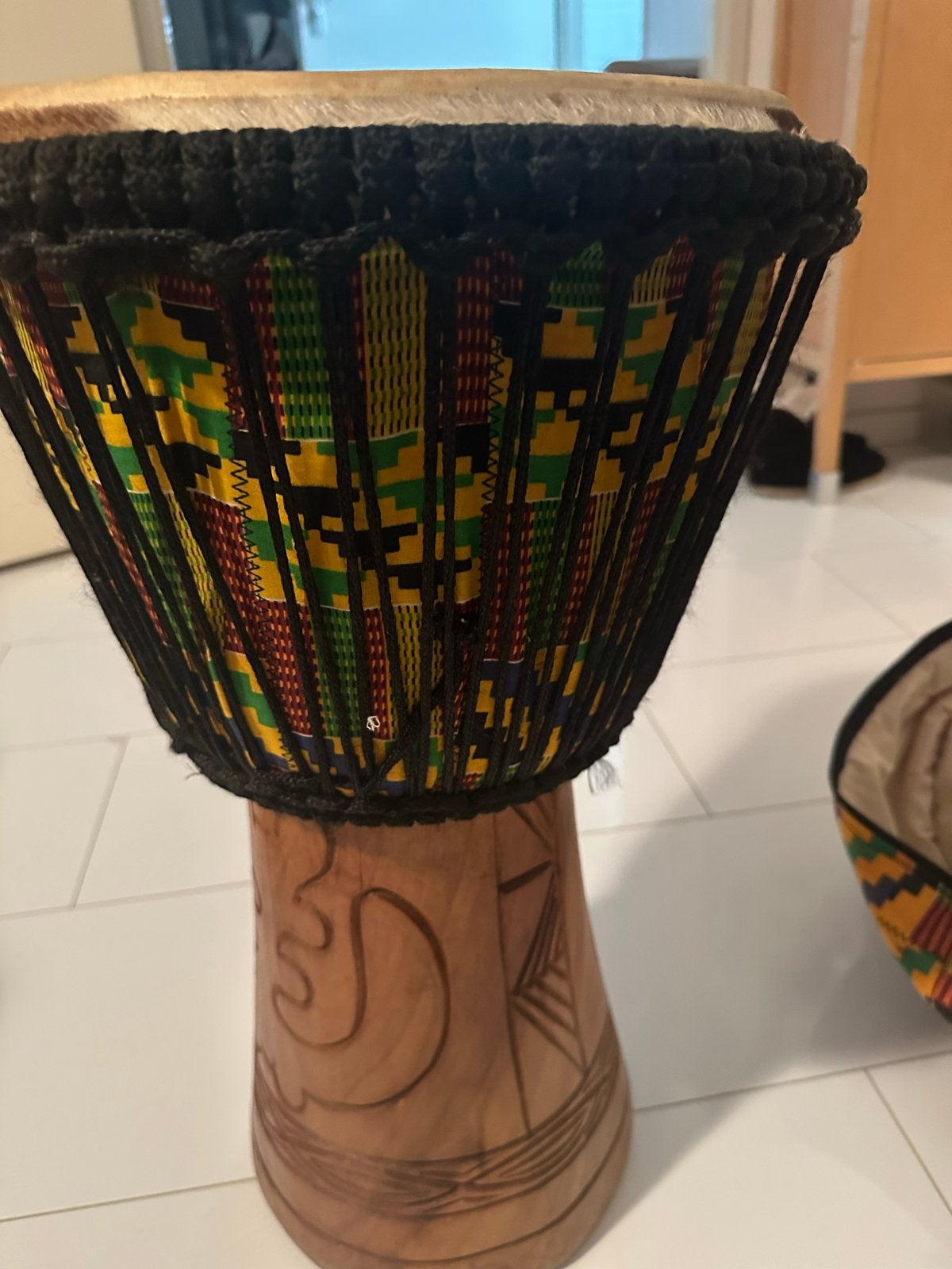 Djembe trommel met boekje, stok en hoes - 60x38 cm, Muziek en Instrumenten, Ophalen, Gebruikt, Trommel