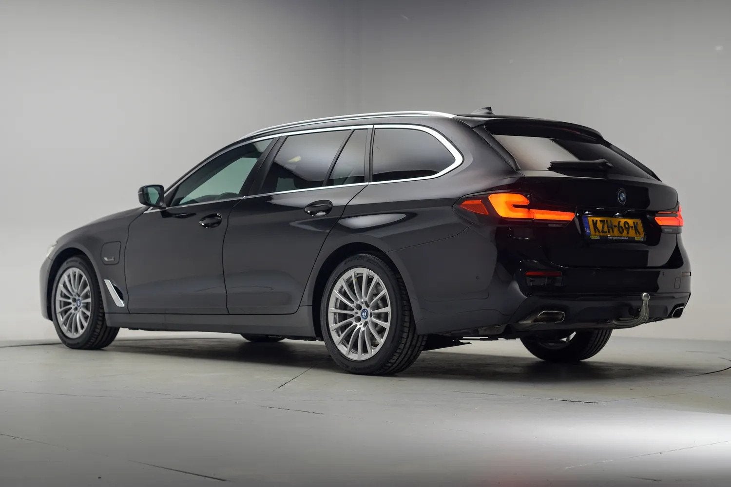 BMW 5 Serie 520e Executive Aut. [ Navi Leder Camera Trekhaak, Auto's, Gebruikt, 4 cilinders, Zwart, Parkeerassistent